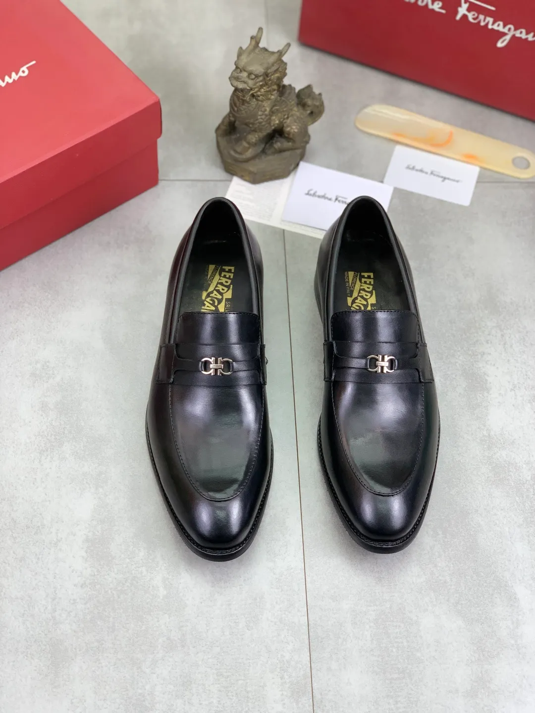 Men's Men's Shoes 💰P480💰[New Style] Water-dyed Niuli 🆘[Salvatore Ferragamo] Ferragamo's latest casual business leather shoes for men! Available at counters simultaneously! The fabric is made of specially imported original calfskin, and the interior is made of imported water-dyed cowhide. It is absolutely luxurious and leads the fashion trend. Matching code: 39-44, black optional